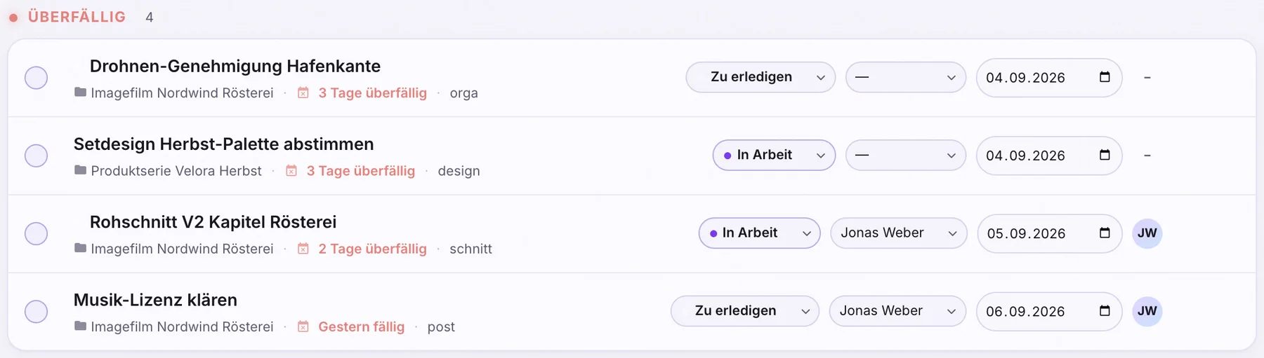Gruppe Überfällig mit vier Aufgaben, Status, Zuständigkeit und Datum direkt in der Zeile